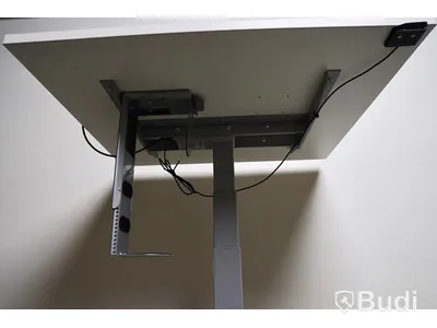 Ergonomiskt sitt-ståbord på hjul